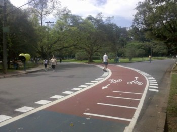 Por estranho que possa parecer, a ciclovia do Parque do Ibirapuera pode ser considerada uma ciclofaixa - Foto: Willian Cruz
