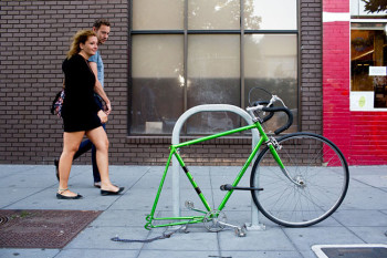 Cena comum em San Francisco: Uma bicicleta teve sua roda traseira, canote e selim roubados - Foto: Jason Henry / The New York Times