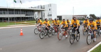 Governador Agnelo Queiroz participa do passeio ciclístico na abertura da ciclovia