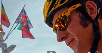 Detalhe do óculos de Bradley Wiggins, com a bandeira do Reino Unido ao fundo; Wiggins foi o primeiro britânico a conquistar o título da Volta da França REUTERS/Stephane Mahe