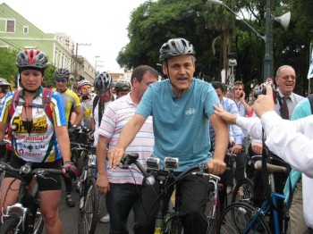 Fruet cumpriu promessa e fez de bicicleta o trajeto entre a Câmara e a prefeitura Foto: Joyce Carvalho/Terra