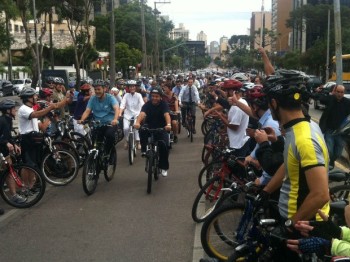 Ciclistas abrem o caminho para Gustavo Fruet chegar para a transmissão do cargo - Foto: Gabriel Hamilko/G1