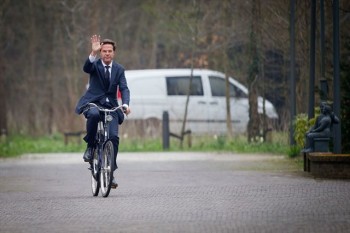 Mark Rutte, Primeiro Ministro da Holanda, utiliza a bicicleta para se locomeover até seu gabinete...