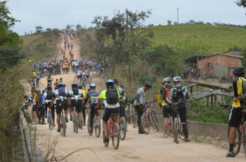 Ciclistas em trecho da cicloviagem entre Santo Antônio do Descoberto e Pirenópolis - Foto: Luiza Gusmão / Desafiando Limites