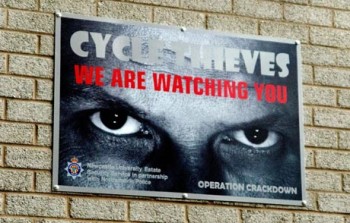 Cartazes com “olhos” inibem furtos de bicicletas na Inglaterra