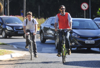 O presidente da ONG Rodas da Paz, Jonas Bertucci, e o estudante Paulo Figueiredo utilizam bicicleta como meio de transporte e não apenas como prática esportiva - Foto: Ed Alves/CB