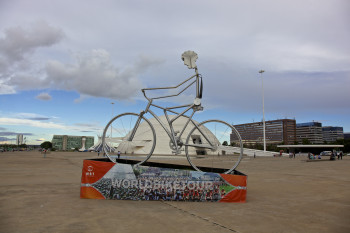A organização do World Bike Tour montou estrutura em frente ao Museu Nacional da República para celebrar a primeira edição do movimento na capital do país