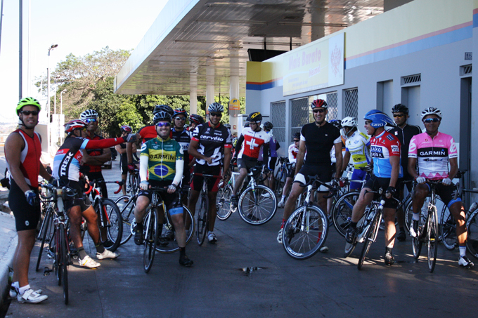 Pelotão B parte aos domingos às 8h40 do Posto Cascol, no começo do Lago Sul e é formado por ciclistas de diferentes equipes do DF - Foto: Camila Curado/Campus Online
