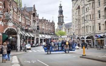 'Bicicleta da cerveja' é vista em rua de Amsterdã