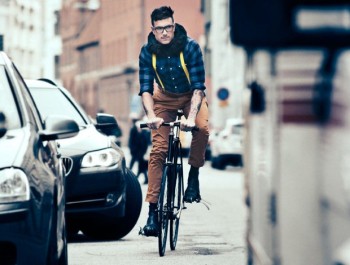 Ciclista usando o Hövding, o capacete "invisível" que fica acoplado ao pescoço como um colar cervical - Foto: Divulgação