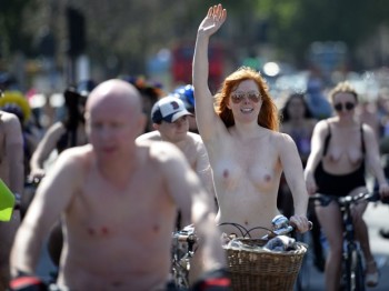 Ciclistas em Londres participam da "World Naked Bike Ride" - Foto: Paul Hackett/Reuters