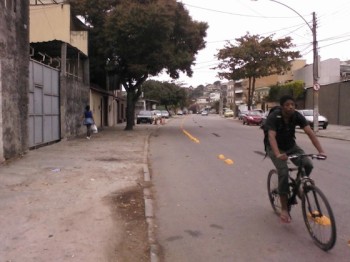 Ciclofaixa em mão dupla (em obras) - Foto: Alex Gomes