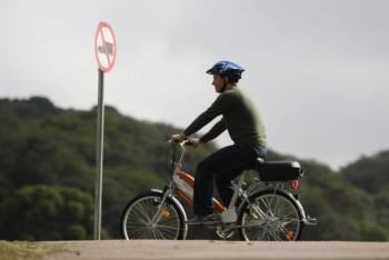 O estudante Giovani Vieira e a bicicleta movida a hidrogênio: ela não usa bateria, ao contrário de outros modelos elétricos