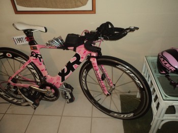 A bicicleta,marca Quintana Roo na cor rosa, possui o número de série 11QRCD01WS2034