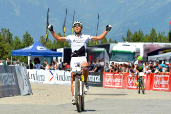 O suíço Nino Schurter comemora vitória na terceira etapa da Copa do Mundo de MTB