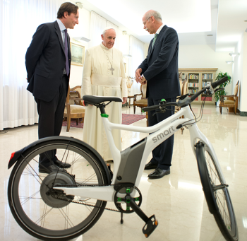 Papa Francisco poderá trocar o papamóvel pela descolada Smart eBike - Foto: Divulgação