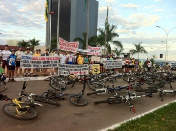A ação pacífica reuniu mais de 150 pessoas, que exigiram segurança nas vias públicas e a construção de 100 quilômetros de ciclovias. - Foto: Reprodução / Facebook
