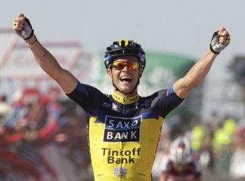 Nicolas Roche festeja o triunfo na segunda etapa da Vuelta - Foto: Miguel Vidal/Reuters