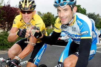 O ex-ciclista Lance Armstrong (a esquerda) chegou a um acordo com o jornal britânico “Sunday Times" e terá de indenizar a publicação inglesa