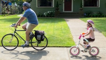 Pais e filhos que andam de bike juntos garantem benefícios ao corpo, à mente e ao planeta - Foto: Flickr