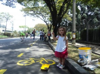 Ação do “Bicis por la Vida” em 2012, na cidade colombiana de Medellín, promoveu a pintura de ciclofaixas cidadãs