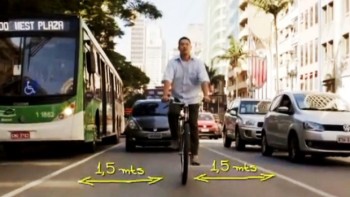 O vídeo apresenta uma série de informações importantes direcionadas aos motoristas e ciclistas