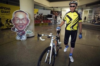King Liu tem 79 anos e pedala cerca de 40 quilômetros diariamente - Foto: Sim Chi Yin / NYTNS