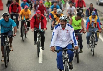 O presidente venezuelano, Nicolás Maduro, andando de bicicleta nas ruas de Caracas. momentos antes da queda