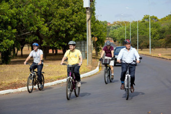 Suplicy (D) e Randolfe (C): senadores pretendem utilizar mais a bicicleta para virem ao trabalho - Foto: Agência Senado