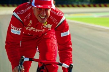 O piloto de F1 Fernando Alonso é um grande entusiasta do ciclismo