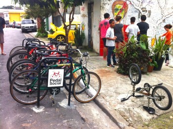 Bikes disponíveis para empréstimo no bairro do Cambuci, em São Paulo