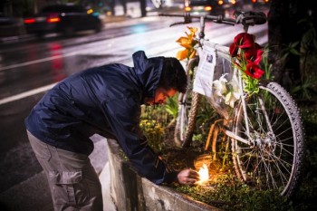 Acima, ciclista morta recebe homenagem póstuma; número de fatalidades vem caindo desde 2005