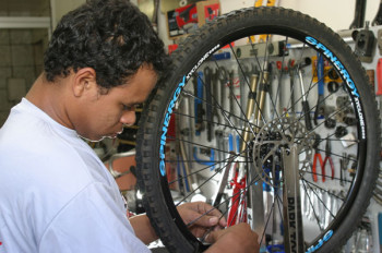 Uma das etapas da revisão é o alinhamento das rodas - Foto: Glaucio Dettmar / MTB Brasília