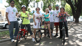 Alunas e instrutores voluntários da Escola Bike Anjo
