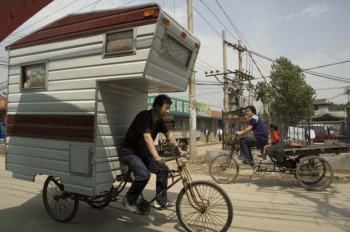 Um triciclo e um trailer antigo adaptado deram origem à moradia itinerante criada por Kevin Cyr - Foto: Divulgação