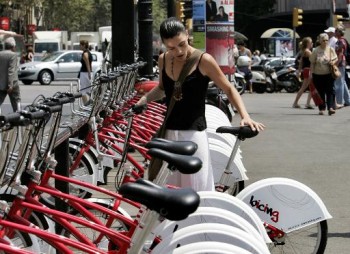 Jovem utilizando o sistema de compartilhamento espanhol - Foto: César Rangel / AFP