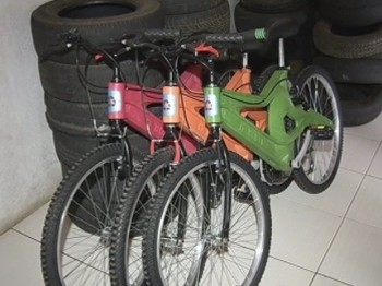 Bicicletas são feitas com recolhimento de garrafas pet - Foto: Reprodução/TV TEM