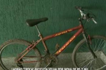 Bicicleta velha deixada pelo criminoso foi levada para a delegacia e periciada - Foto: Reprodução / TV Record Brasília