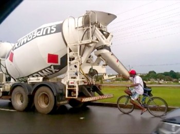 Ciclista se apoia ao caminhão na Estrada Parque Taguatinga (EPTG) - Foto: TV Globo / Reprodução