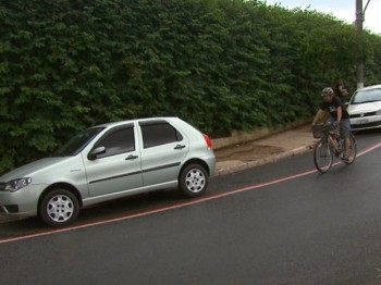Motoristas não respeitam ciclofaixa em Rio Claro, SP - Foto: Rodrigo Sargaço/EPTV