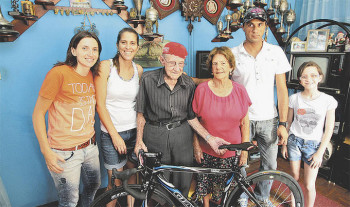 O ex-atleta conta que tem duas paixões: a sua esposa Natalina (ao centro) e as bicicletas - Foto: Luiz Setti