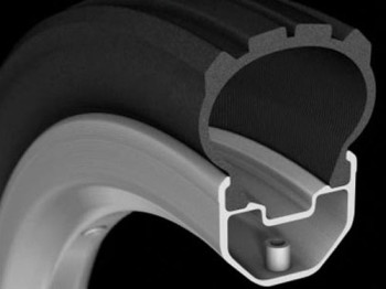 Pneus tubeless possuem bordas que se encaixam perfeitamente nas paredes internas do aro da roda, contribuindo para uma melhor vedação