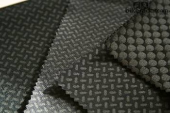 O tecido desenvolvido pela Schoeller utiliza micro partículas cerâmicas resistentes à abrasão