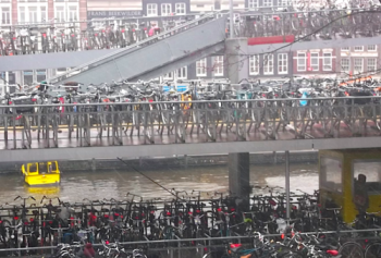 Estacionamento de bicicletas em Amsterdã - Foto: DutchNews.nl