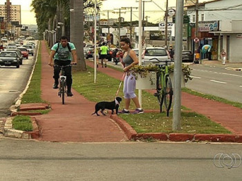Ciclistas dividem ciclovia com pedestres e até cachorros - Foto: Reprodução/TV Anhanguera