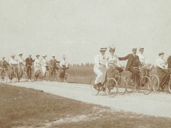 Em 1914 o grupo já acreditava no poder das bikes - Foto: Divulgação