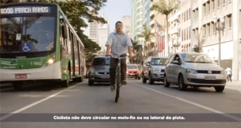 Ideal é que ciclista ocupe o mesmo espaço de um automóvel - Foto: Divulgação