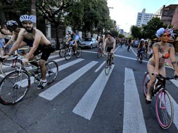 Jovens participaram de passeio ciclístico na tarde deste sábado - Foto: Lauro Alves/Agência RBS