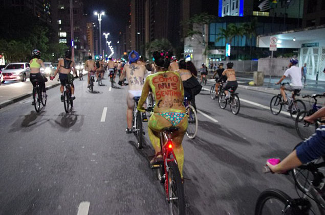 Ciclistas nus e seminus ocupam as ruas da capital paulista para mostrar invisibilidade no trânsito - Foto: L'écureuill/Flickr