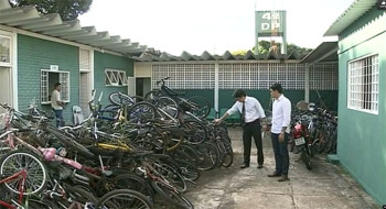 Cerca de 300 bicicletas estão acumuladas no pátio da 4ª Delegacia de Polícia do Guará - Foto: Reprodução/TV
